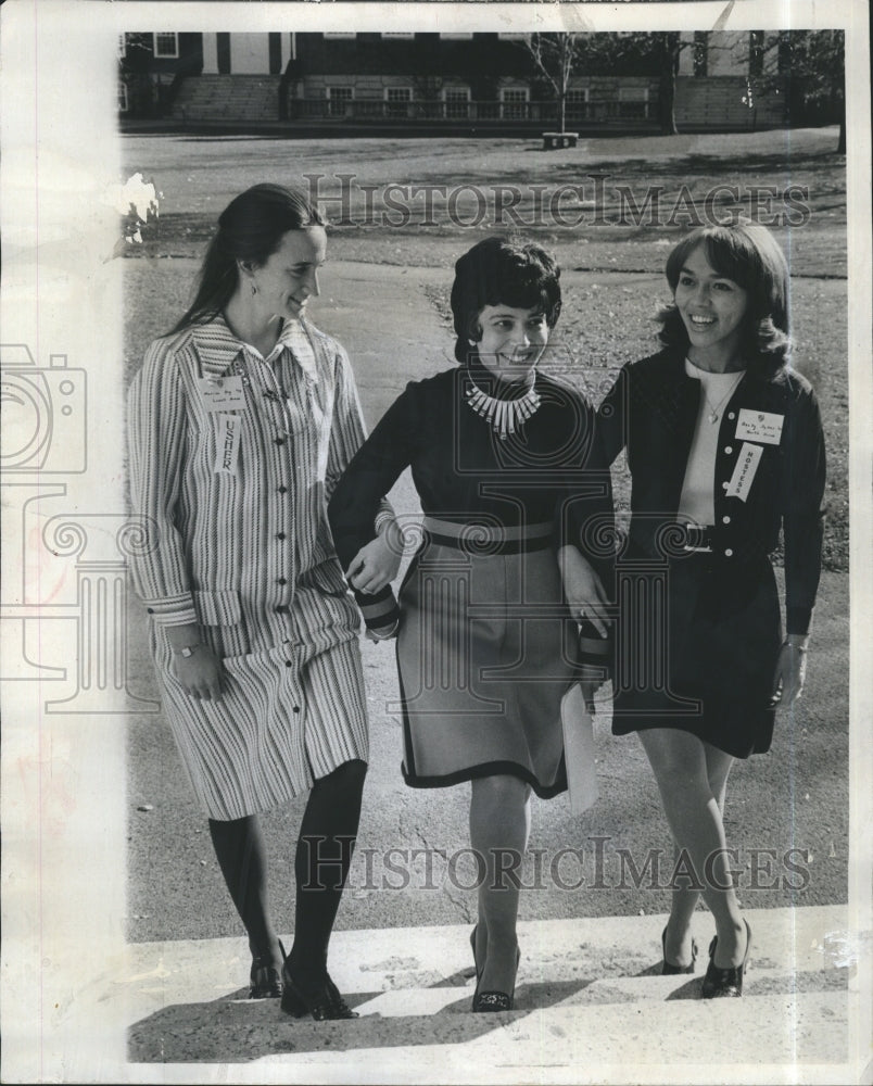 19725 Press Photo Mrs. Matina Horner, College Pres., Marion Dry &amp; Rebecca Sykes - Historic Images