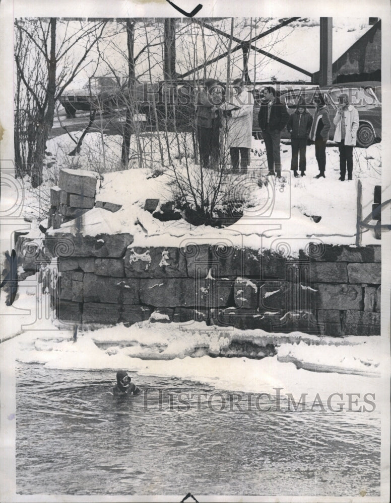 1969 Press Photo Richard Cressey Searches Suncook River For Missing Girl - Historic Images