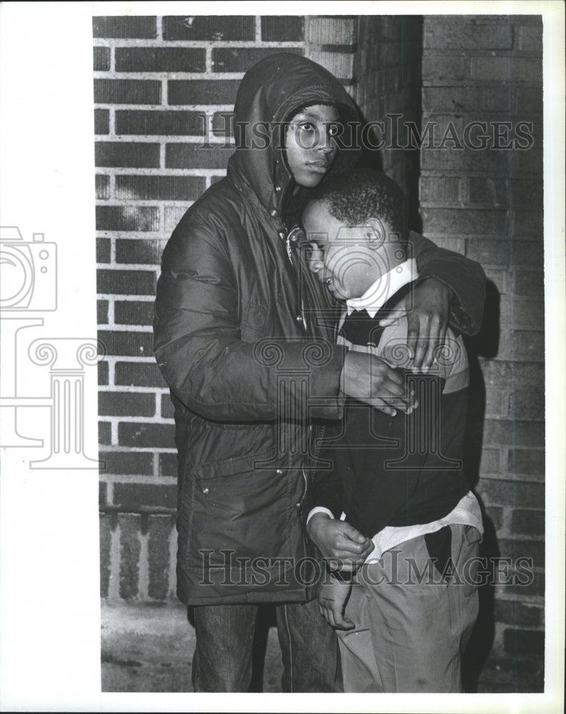 Press Photo Roy Allen Comforted By Friend After Shooting - Historic Images