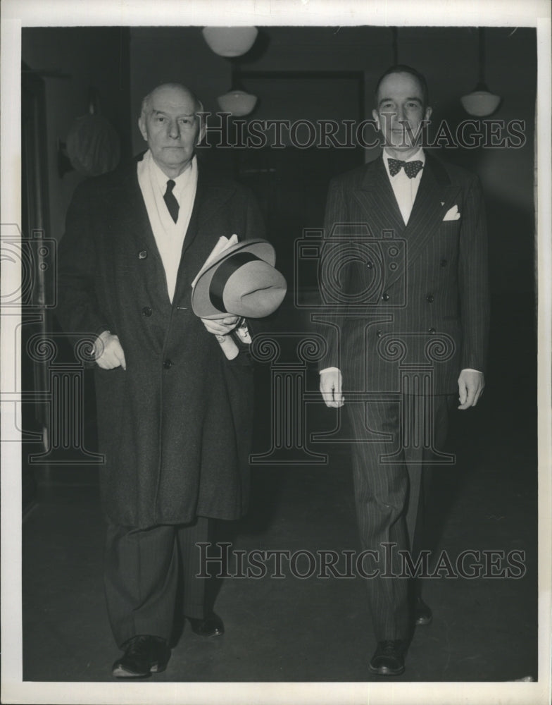1949 Press Photo Dr. Stanley Hornbeck and Frank Duvall in Courthouse - Historic Images