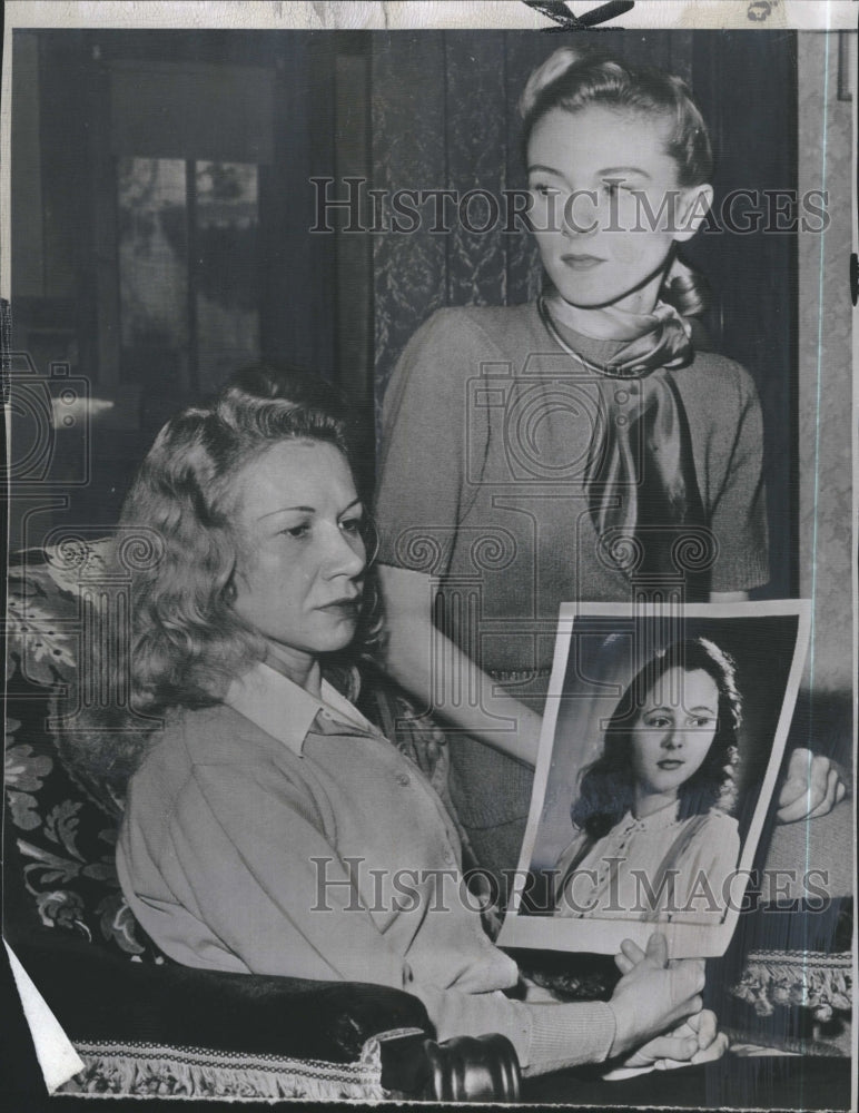 1948 Mrs.Clara Horner with daughter holding the picture of daughter. - Historic Images