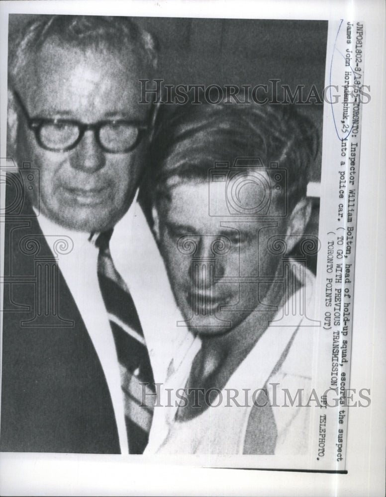 1965 Press Photo Inspector William Bolton escorts suspect James John Horodenchuk - Historic Images