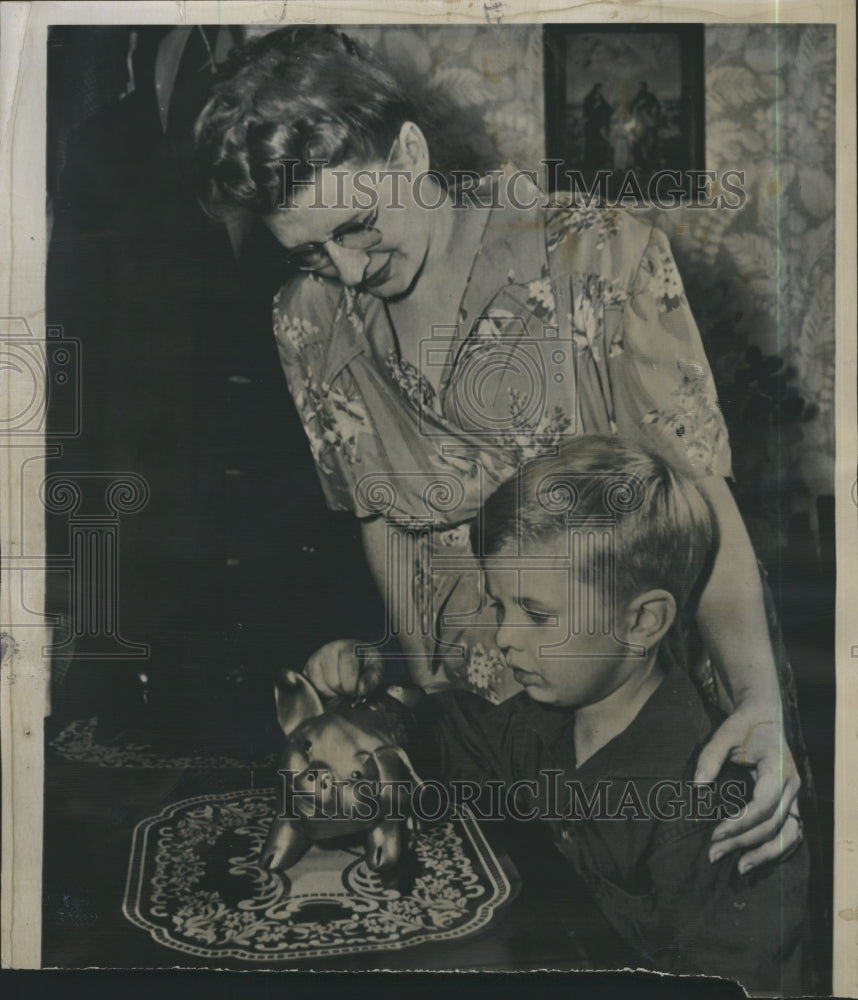 1947 Press Photo Mrs Barbara Zavada Saving for the Arrival of the Quads - Historic Images