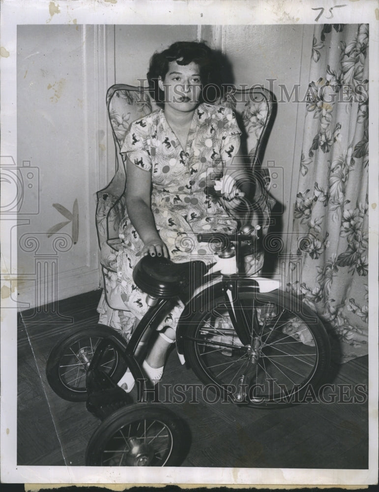 1949 Press Photo Mrs. Edythe Horowitz with kidnapped son Steven&#39;s bike - Historic Images