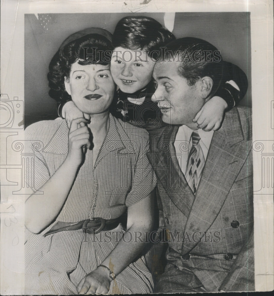 1950 Press Photo Mr. &amp; Mrs. Irving Horowitz with son Steven after reconciliation - Historic Images