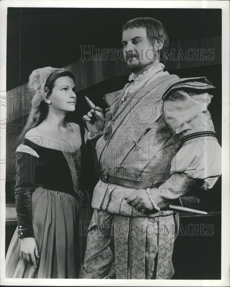 1954 Press Photo Actor MIchael Lewis as King Henry with Moira Wylie. - Historic Images