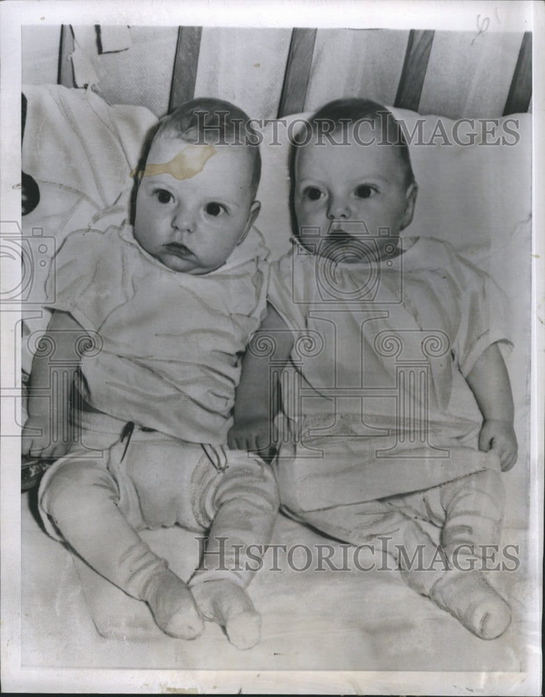 1949 Press Photo Four month old Twins Abandoned by their mother Virgie Frances - Historic Images