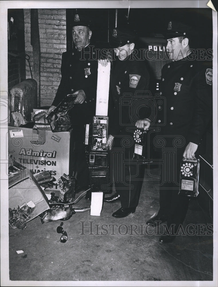 1965 Press Photo Officers of Div 15 unloading telephones that were stolen - Historic Images