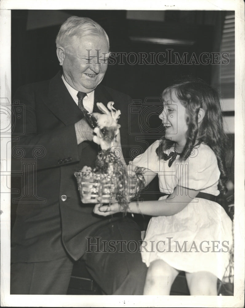 1938 Press Photo Vice President John Garner Giving a Child An Easter Basket - Historic Images