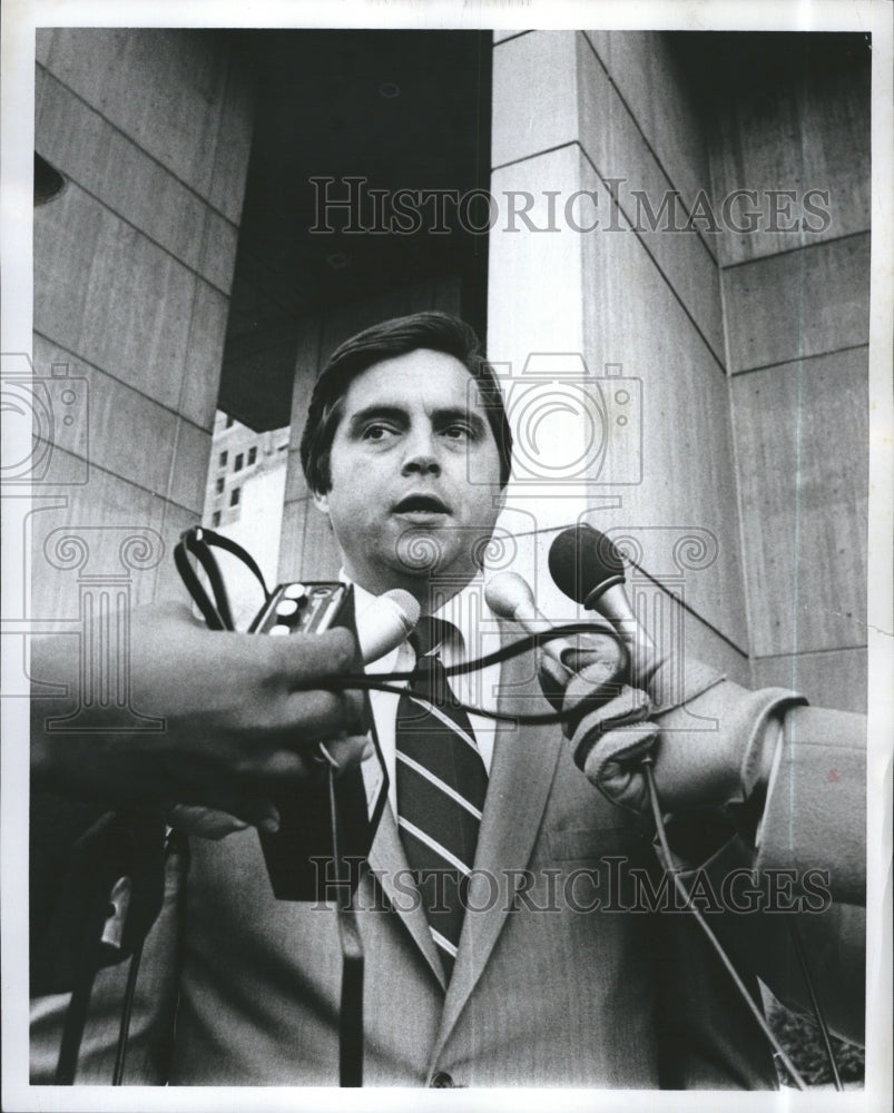 1977 Press Photo Deputy Mayor James Young. - Historic Images