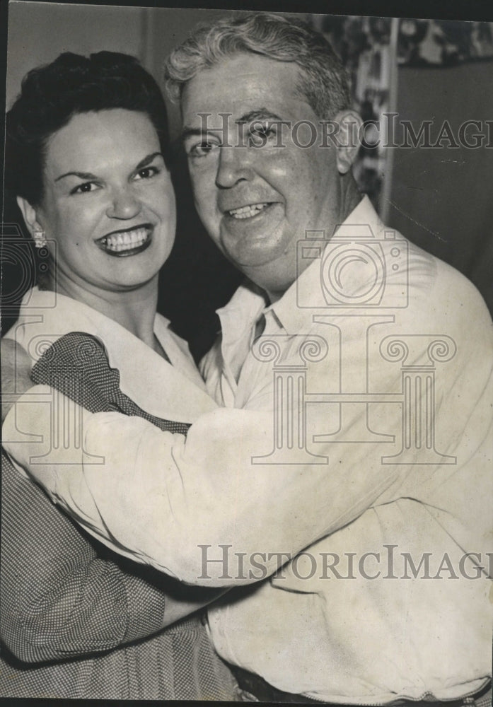 1952 Press Photo John &#39;Tiger&quot; Young embrace his wife. - Historic Images