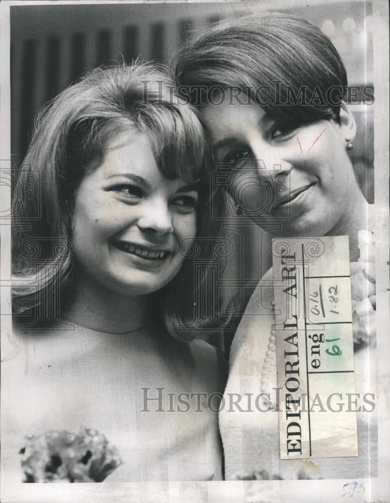 1967 Press Photo Kathy Garver of "Family Affair" & Nora Hope, Daughter of Bob Ho - Historic Images