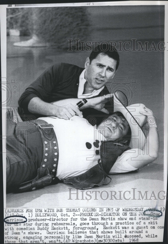 1968 Press Photo Producer Greg Garrison during rehearsal with Buddy Hackett. - Historic Images