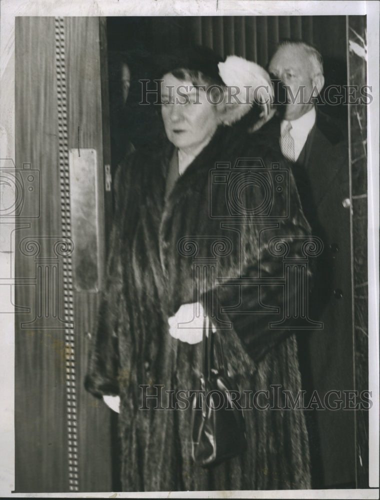 1951 Press Photo Ann Garitty Arrives To Testify - Historic Images