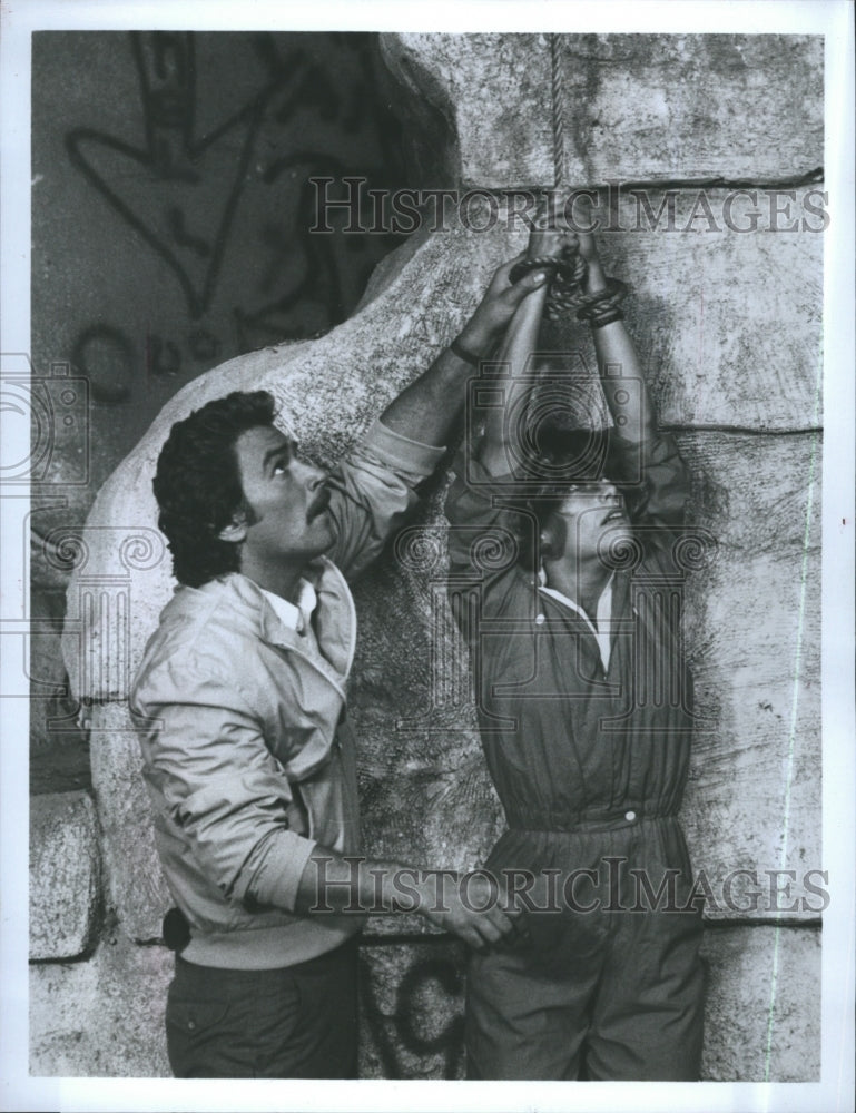 1984 Press Photo Lee Horsley and Gail Youngs in &quot;Matt Houston&quot; - Historic Images