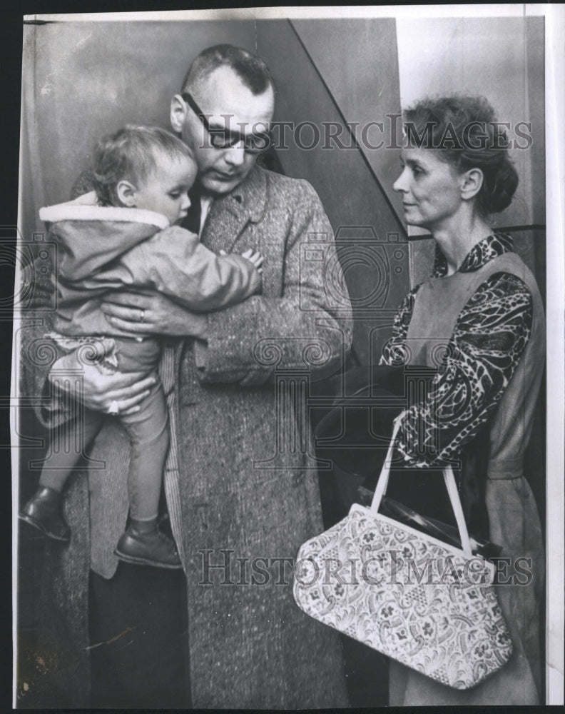 1964 Press Photo William Horvath with daughter Lisa and wife Dorothy - Historic Images