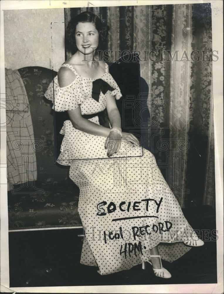 Press Photo Betsy Byron White Dress Black Polka Dots Black Bow - Historic Images