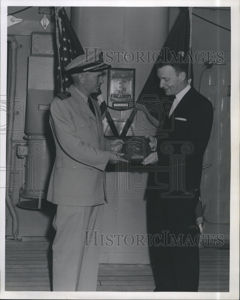 1960 Press Photo Captain Reuben Whitaker Macon Georgia Mayor Edgar Wilson Plaque - Historic Images