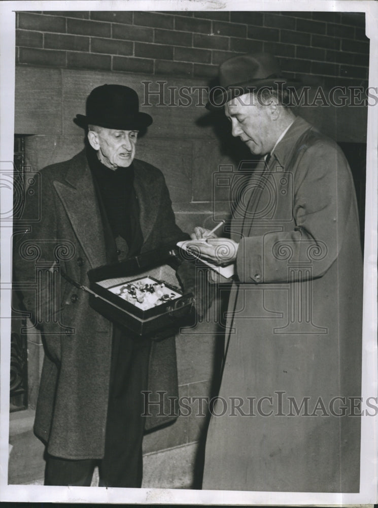 1950 Press Photo Lavender Man Artie Wills Reporter John Wade - Historic Images