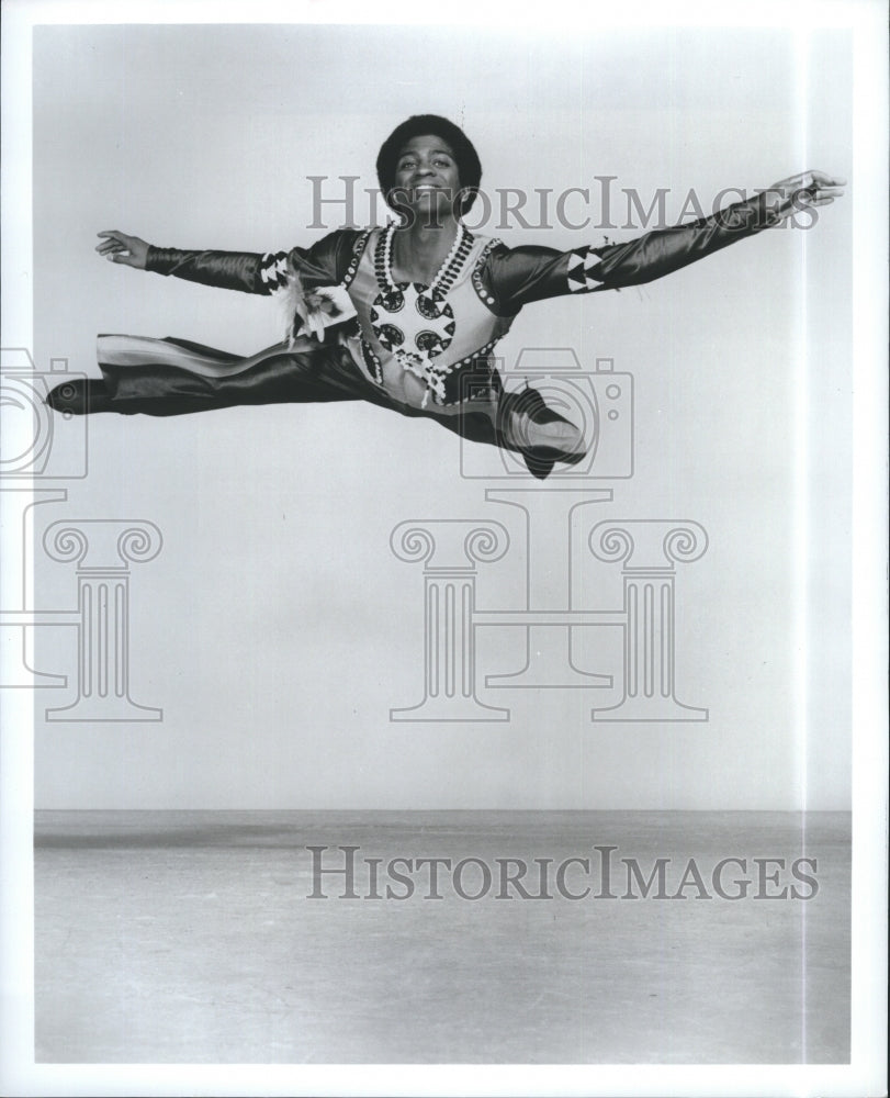 1974 Press Photo Ice Skater Atoy Wilson First Black To Reach Skating Stardom - Historic Images