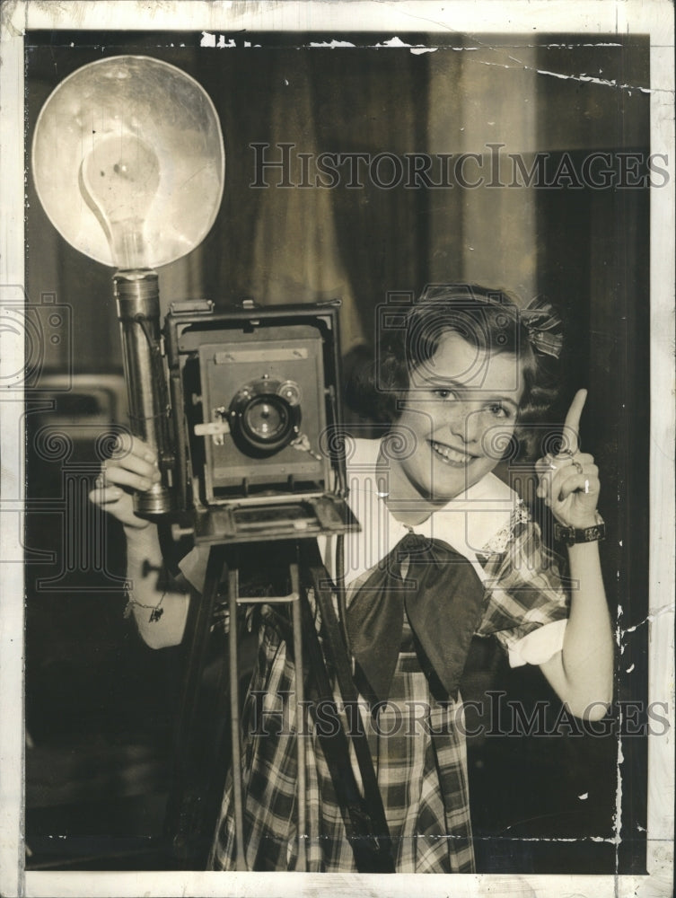 1935 Press Photo Alyce Jane McHenry, Upside down stomach - Historic Images