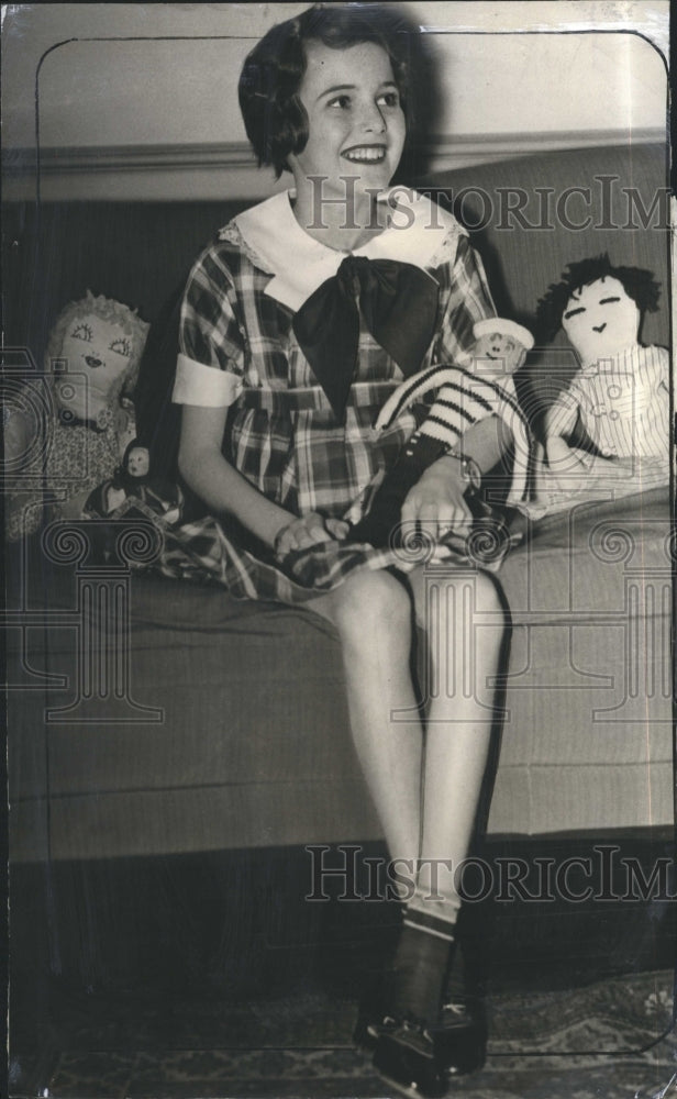 1935 Press Photo Alyce McHenry, upside down stomach - Historic Images