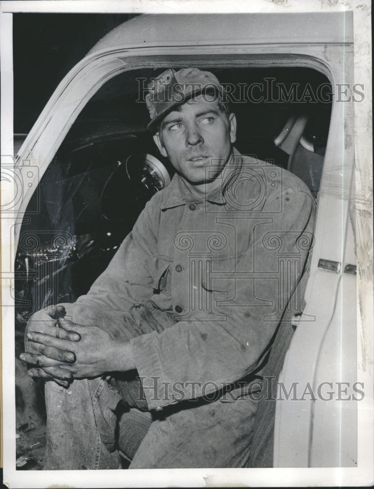 1957 Press Photo Otho G. Bell Working As Maintenance Man In Army In East Olympia - Historic Images