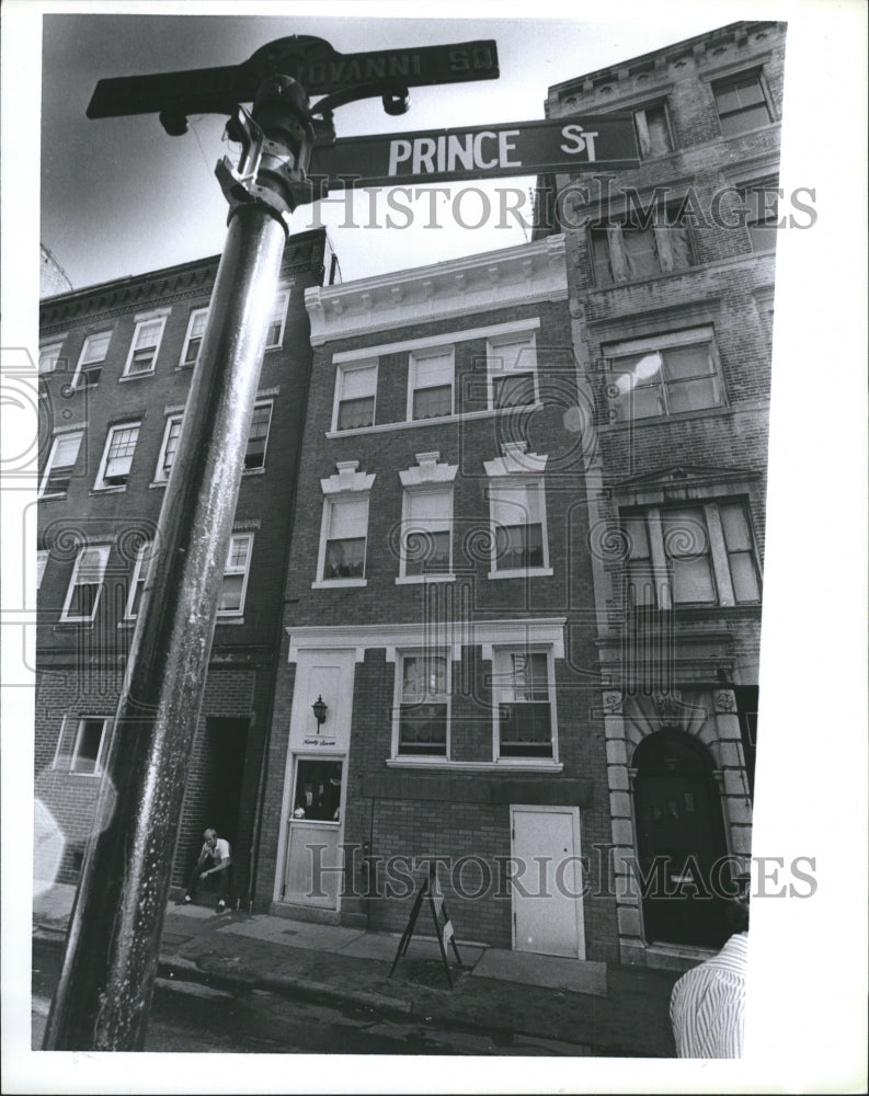 1985 Press Photo Genaro Anguilo families home - Historic Images