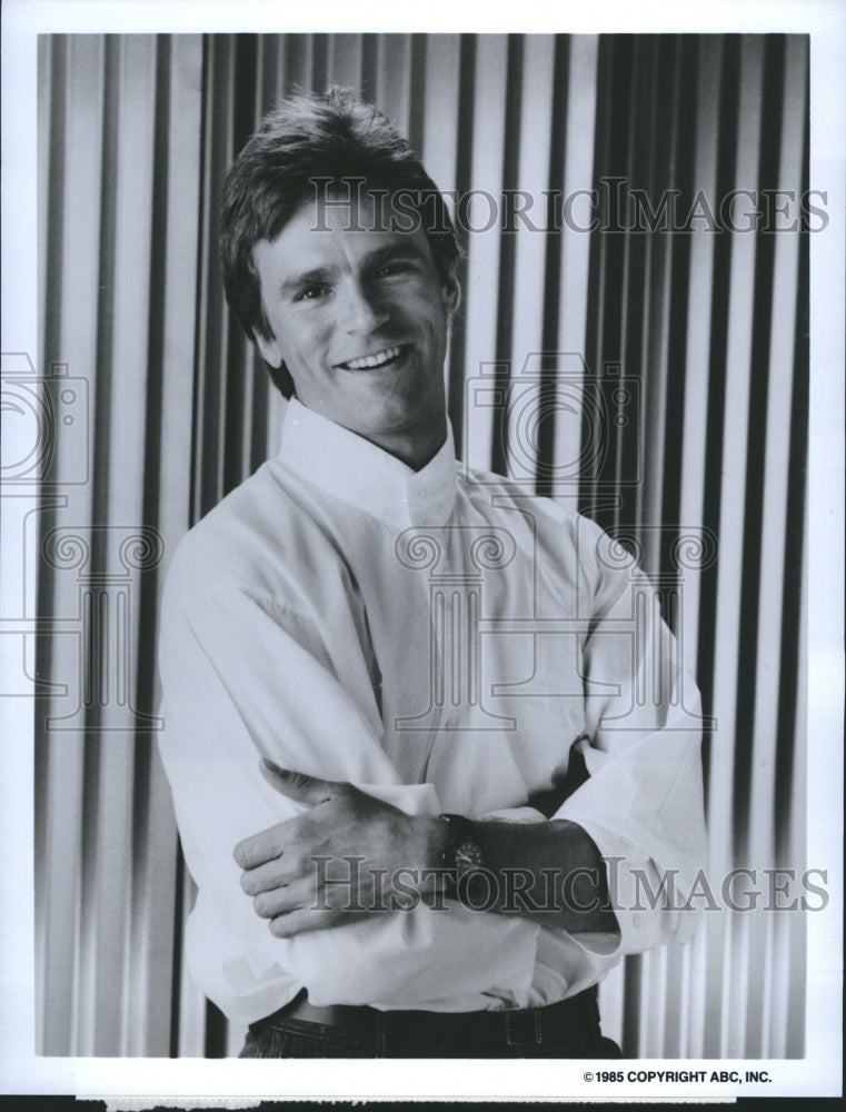 1985 Press Photo MacGuyver Star Richard Dean Anderson With Short Hair On ABC - Historic Images
