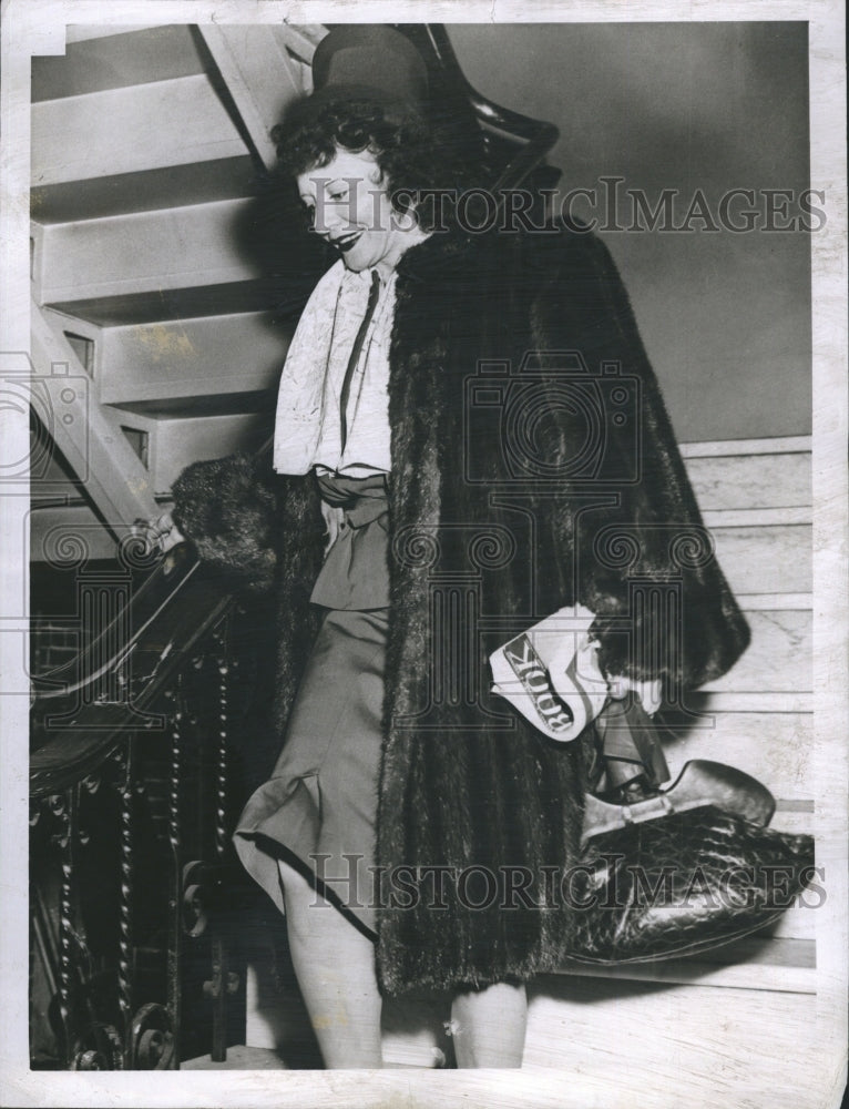 1947 Press Photo Barbara Belmore, leaves grand jury in Plymouth Court. - Historic Images