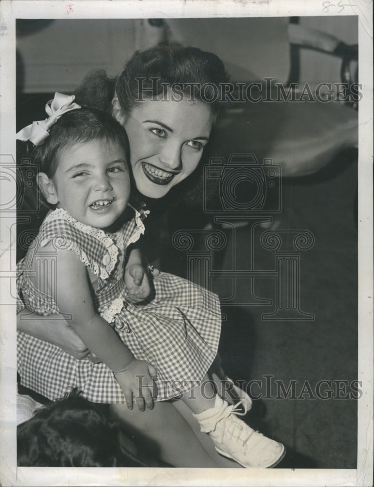 1944 Press Photo Actress Lois Andrews and her Daughter Jerilyn - Historic Images