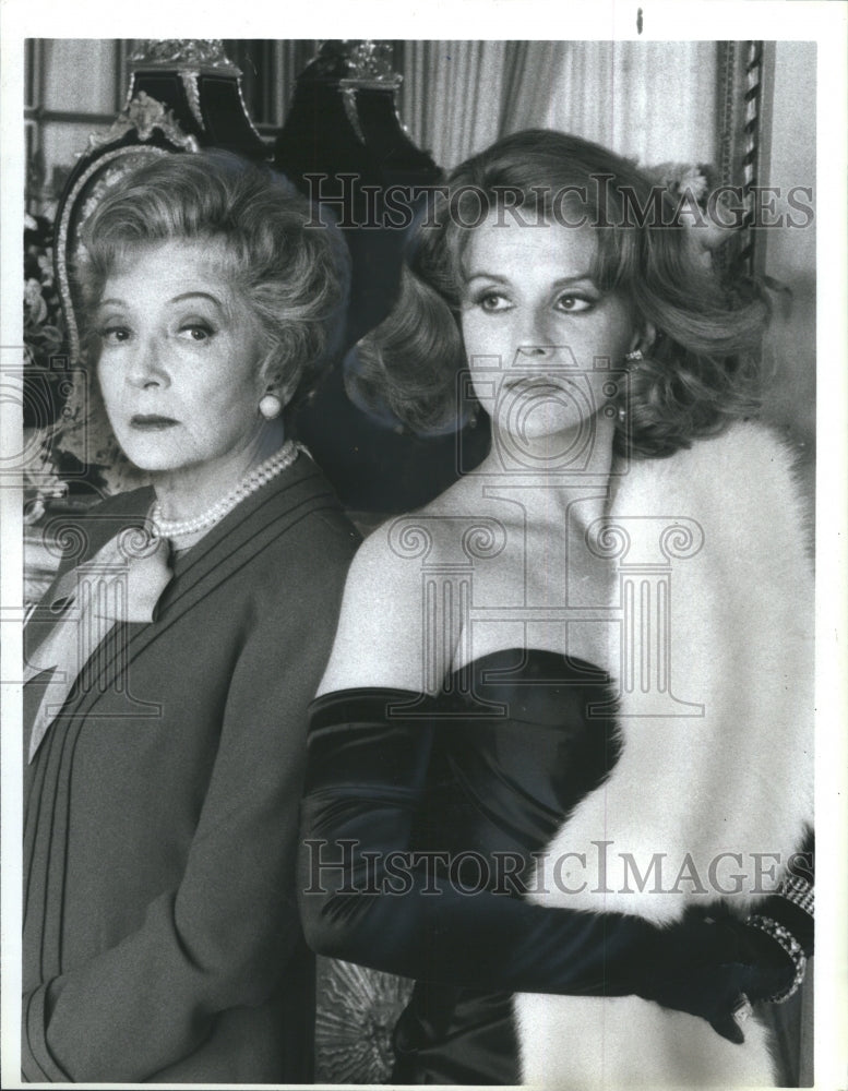 1987 Press Photo Claudette Cobert &amp; Ann-Margret in &quot;The Two Mrs. Grenvilles&quot; - Historic Images