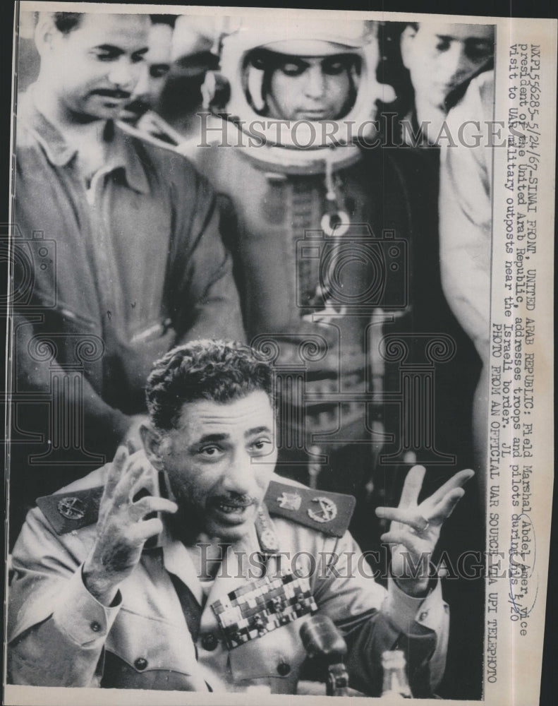 1967 Press Photo Field Marshall Abdel Amer addresses troops and pilots - Historic Images