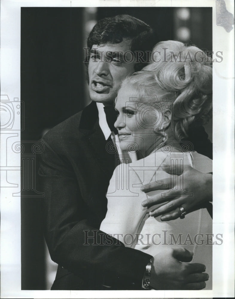 1969 Press Photo Folk Singer Nancy Ames Englebert Humperdinck Hollywood Palace - Historic Images