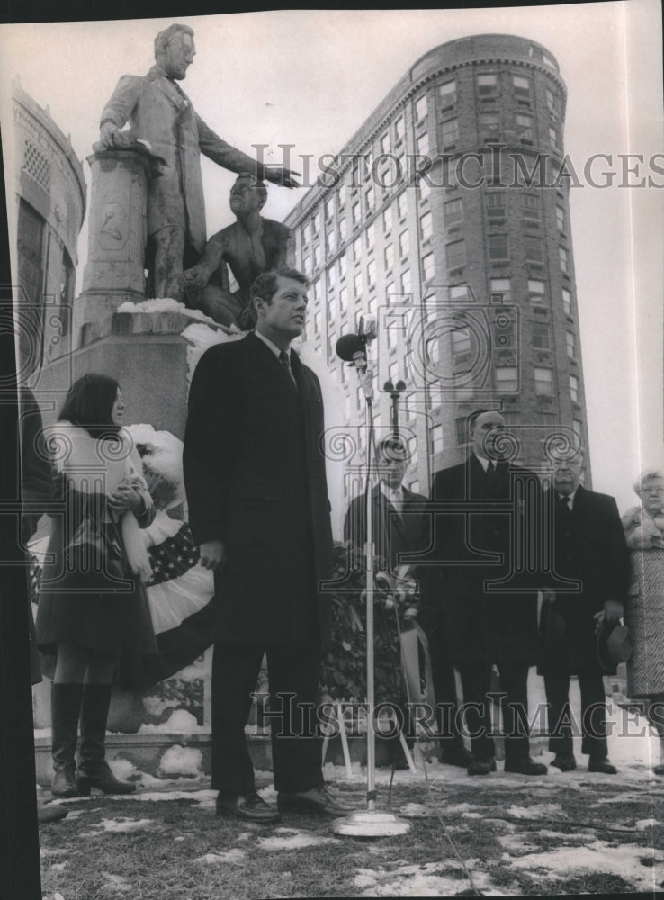 Press Photo Unidentified People - Historic Images