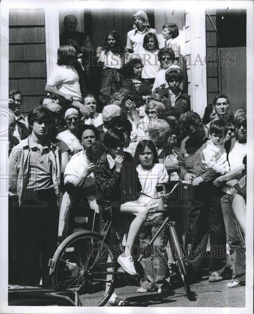 1973 Press Photo Mourners outside St. Ambrose Church at O&#39;Leary Family Funeral - Historic Images