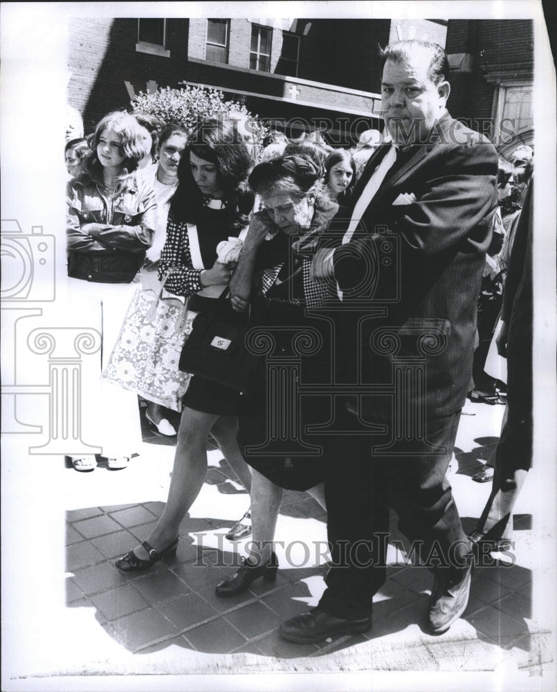 1973 Press Photo Mrs. Etta Turner leaves St. Ambrose Church after funeral Mass - Historic Images