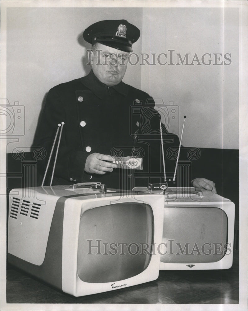 1958 Press Photo Patrolman Thomas O&#39;Keefe of Station 11 - Historic Images