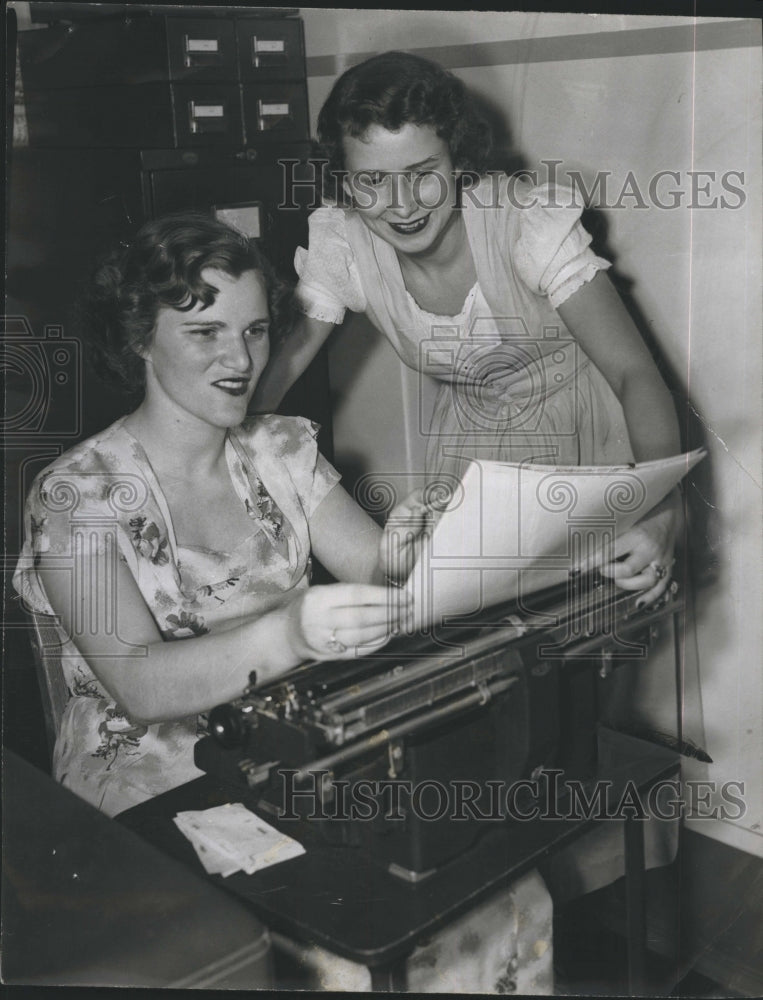 1950 Press Photo Kay O&#39;Keefe with Mary Sapienza at Lawrence Headquarters - Historic Images