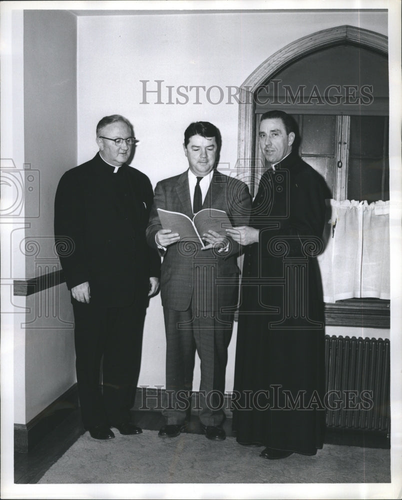 1960 Press Photo Rev. Msgr. Timothy Oleary, William Henderson, Msgr J. Carroll - Historic Images