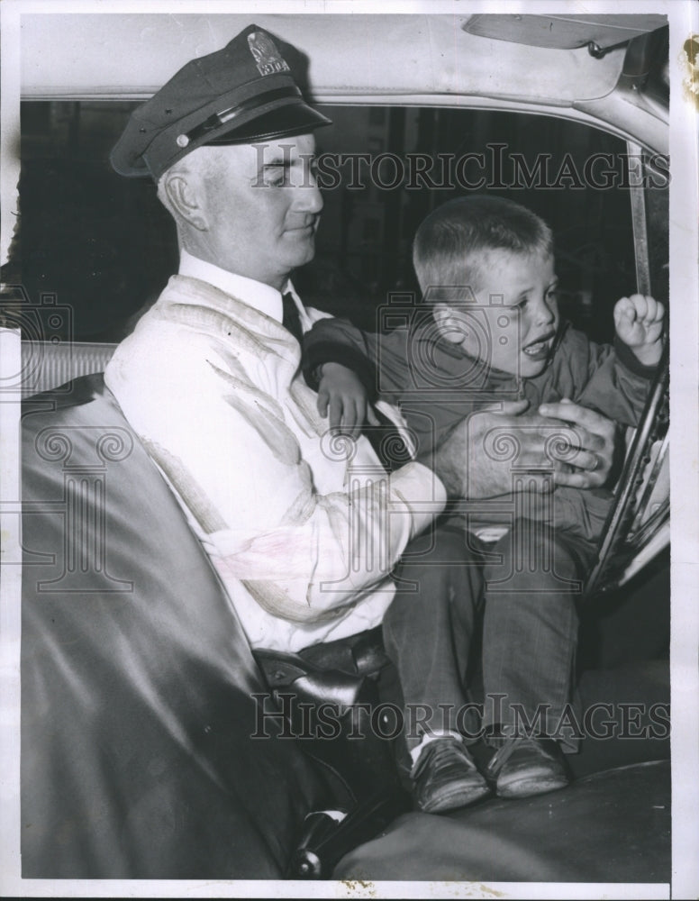 1963 Press Photo Patrolman Matthew O'Loughlin with little boy - Historic Images