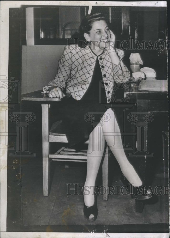 1946 Press Photo Elaine Bobbie Orlowitz collapsed on Chicago state street. - Historic Images