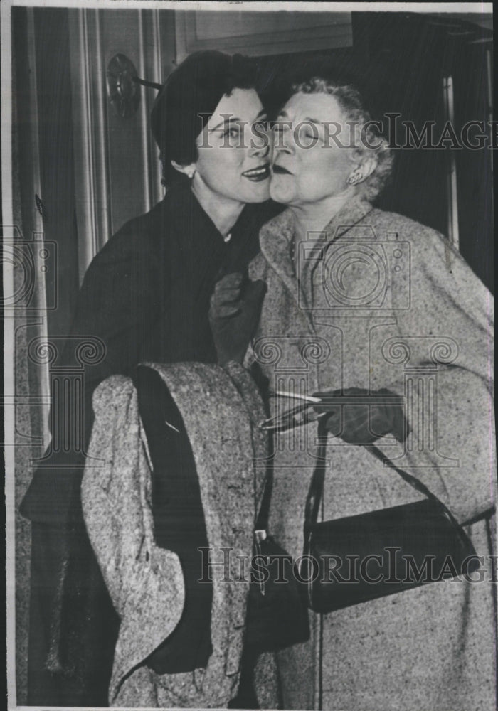 1952 Press Photo Mrs. William O&#39;Dwyer greeted by Mrs. Eleanor Young - Historic Images