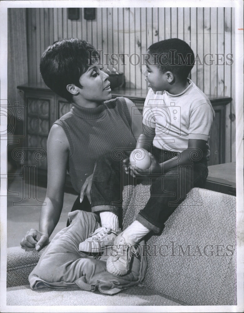 1969 Press Photo Diahann Carroll & Marc Copage in the TV Show "Julia" - Historic Images