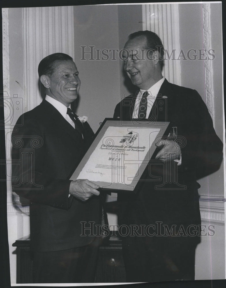 1967 Press Photo Governor John A. Volpe presents award to Wally O&#39;Hara - Historic Images