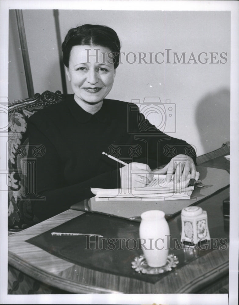 1951 Press Photo Estelle Ormand, etiquette abroad - Historic Images