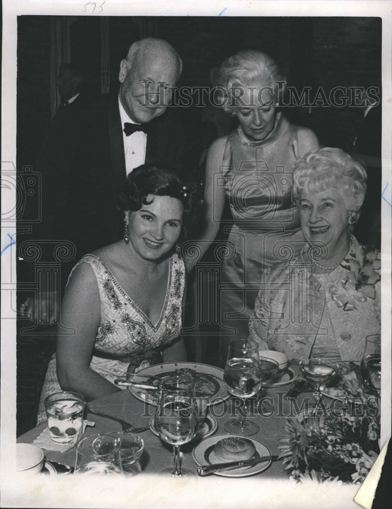 1969 Press Photo Francis Robinson &amp; Mrs. Max Dean, Opera Singer Carlotta Ordassy - Historic Images