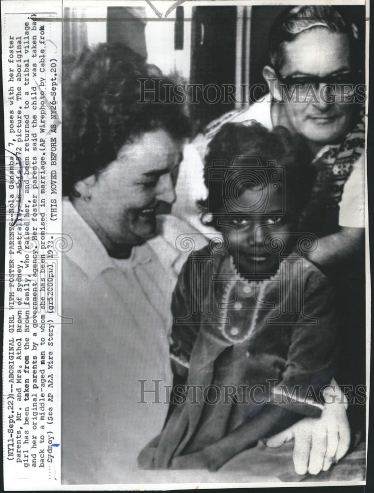 1973 Press Photo Nola Ganamba poses with her foster parents mr &amp; Mrs athol - Historic Images