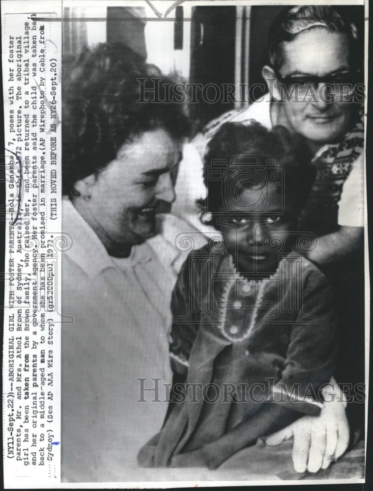 1973 Press Photo Nola Ganamba poses with her foster parents mr & Mrs athol - Historic Images