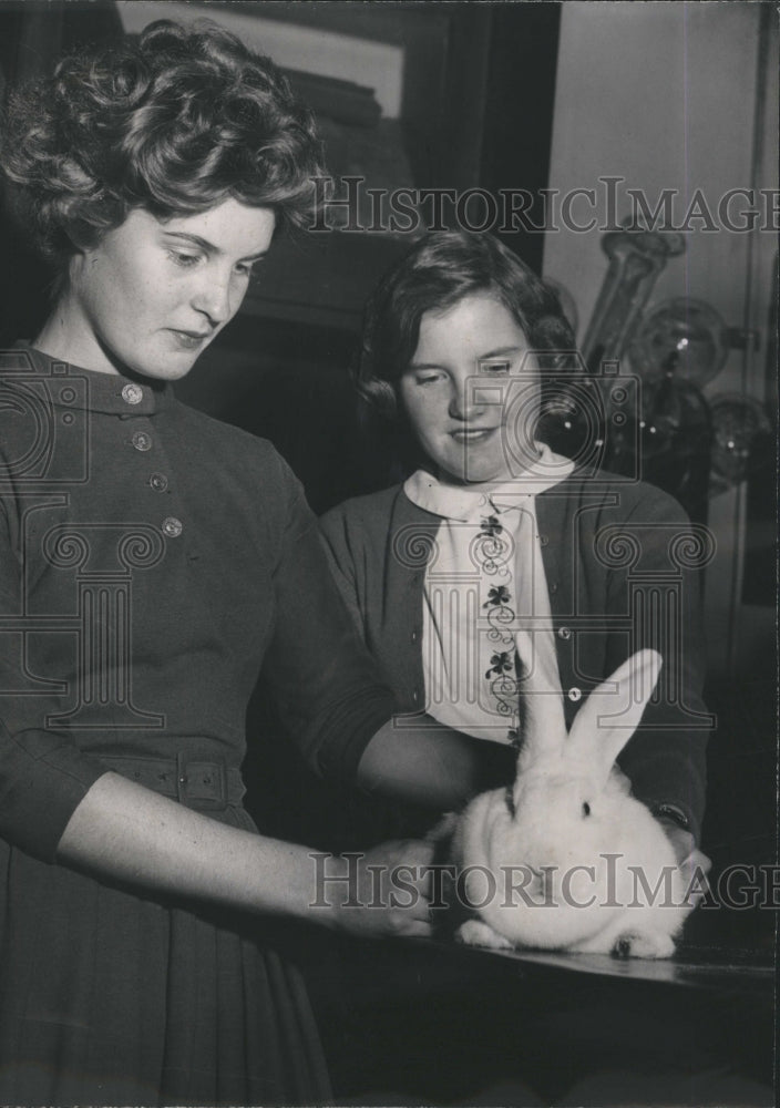 1959 Press Photo Maria Lowell Gallagher(L) and Pamela Goodale from Manchester. - Historic Images